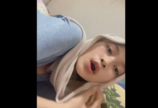 Keurudung cantik terbuka sedikit